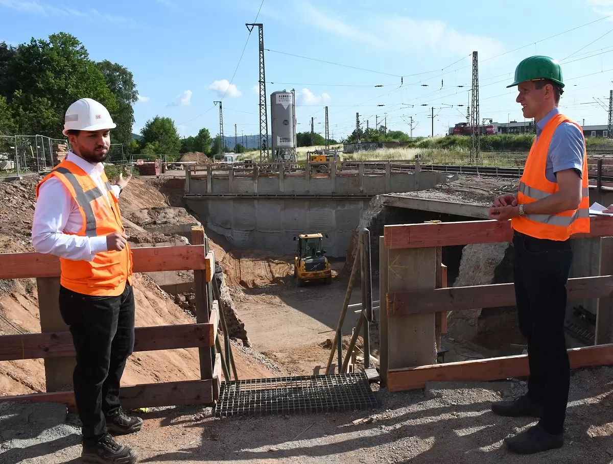 Baubesprechung beim Schienenbau zwischen zwei Personen 