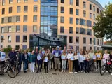 Landrätin Dorothea Schäfer gratuliert den Teilnehmenden des diesjährigen Stadtradelns. Foto: Kreisverwaltung Mainz-Bingen/Dörte Emrich
