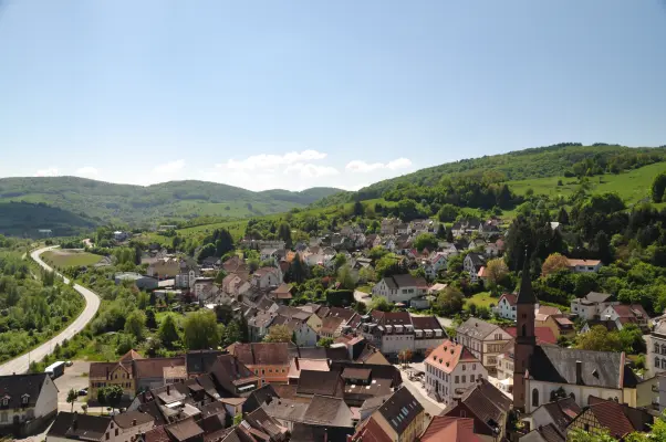 Dorf inmitten einer grünen, hügeligen Landschaft