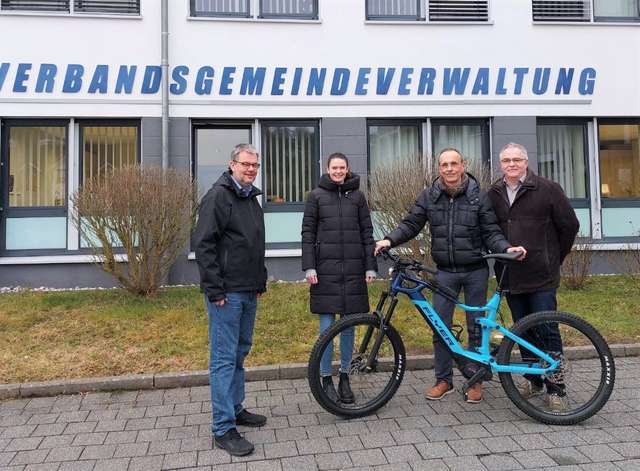 Beschäftigte der Verbandsgemeinde Westerburg mit einem Fahrrad für dem Rathaus
