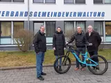 Beschäftigte der Verbandsgemeinde Westerburg mit einem Fahrrad für dem Rathaus