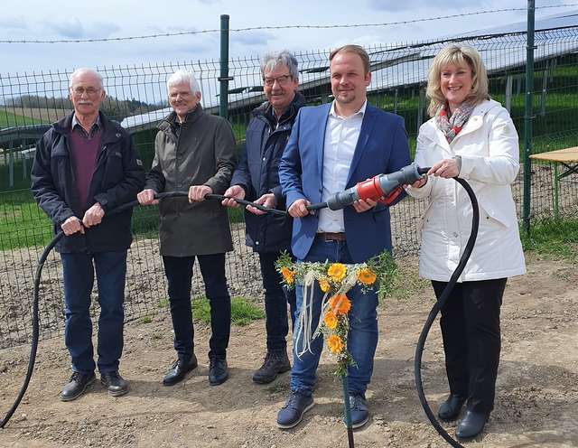 Die Beigeordneten Winfried Müller und Leo Bleser, der Bürgermeister der Verbandsgemeinde Ulmen, Alfred Steimers, Ortsbürgermeister Tino Pfitzner und Anke Beilstein, Erste Beigeordnete des Landkreises Cochem Zell, schließen die Anlage symbolisch ans Stromnetz an. 