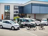 Das Foto zeigt E-Fahrzeuge gruppiert