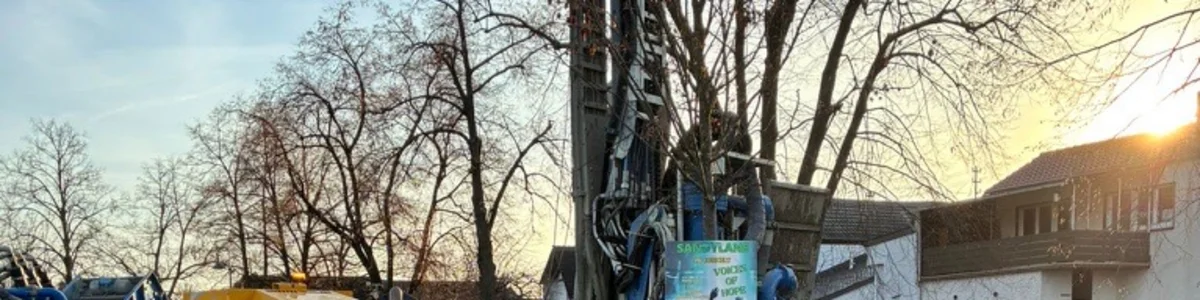 großes Bohrgerät auf Grünfläche