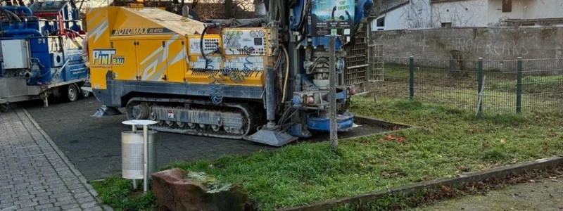 großes Bohrgerät auf Grünfläche