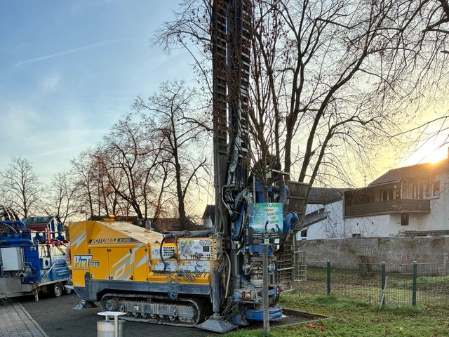 großes Bohrgerät auf Grünfläche