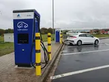 Das Foto zeigt eine Schnellladestation an einer Raststätte