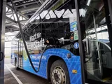 Eine elektrischer Bus wird gerade aufgeladen
