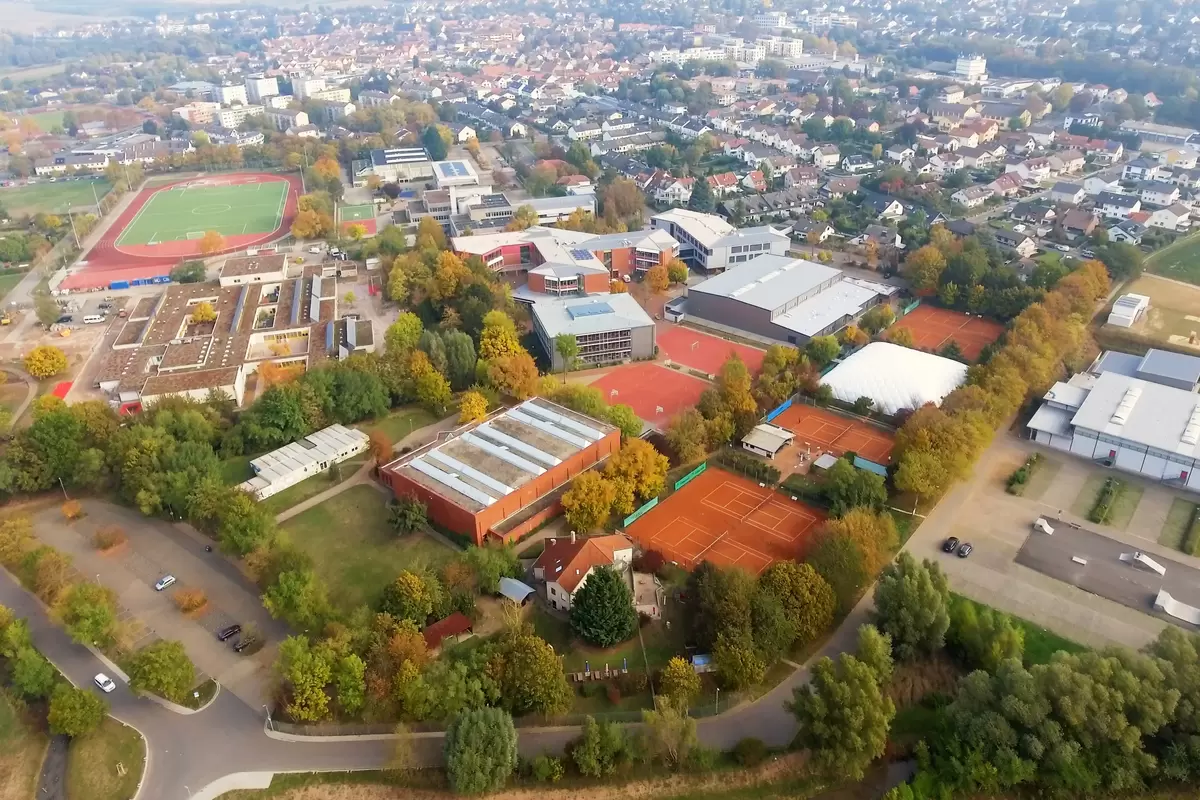 Luftbild des Schulzentrums Niederolm