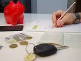 Das Foto zeigt eine Hand mit Bleistift beim Kalkulieren