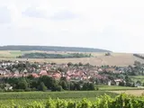 Bild eines Dorfes in Landschaft eingebettet