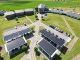 Blick von oben auf einen Parkplatz, der mit Parkplatz-Photovoltaik ausgestattet ist