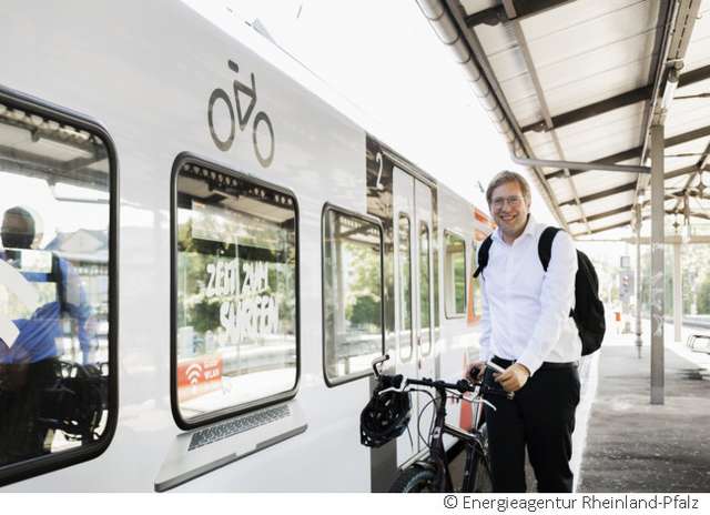 Mitarbeiter mit Rad und Bahn auf dem Weg zur Arbeit