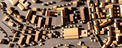 Vogelperspektive auf ein Modell aus Holz für ein Quartier bzw. Stadtteil