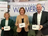 Klimaschutzministerin Katrin Eder, Ministerpräsidentin Malu Dreyer und Bürgermeister Klaus Lütkefedder bei der Übergabe des KIPKI-Förderbescheids