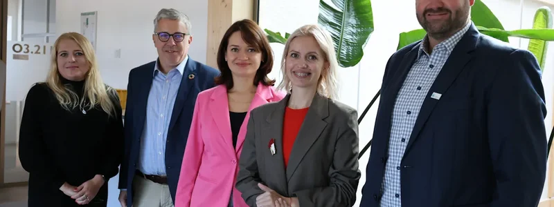 5 personen schauen in die Kamera