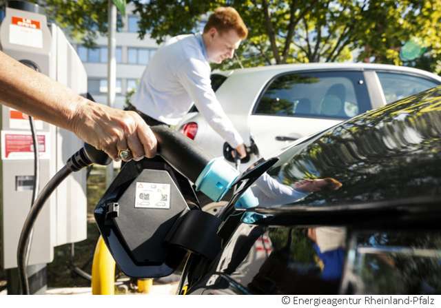 Das Foto zeigt E-Autos beim Laden