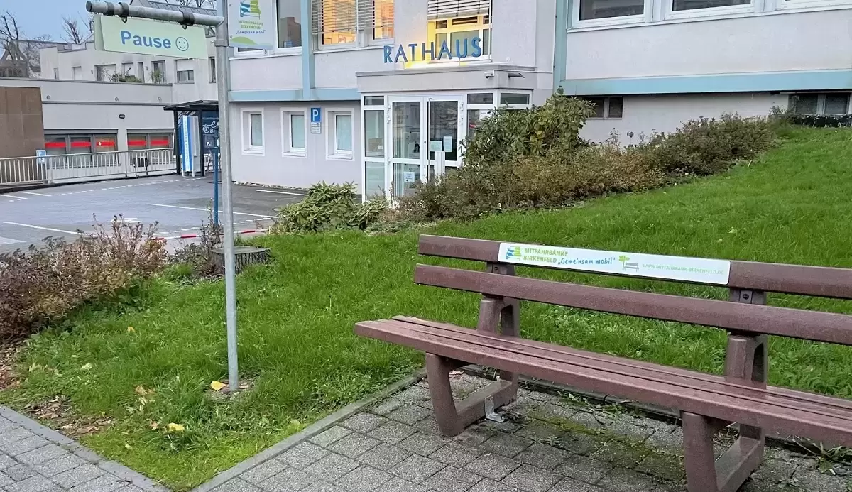 Mitfahrerbank inklusive Schild in der VG Birkenfeld