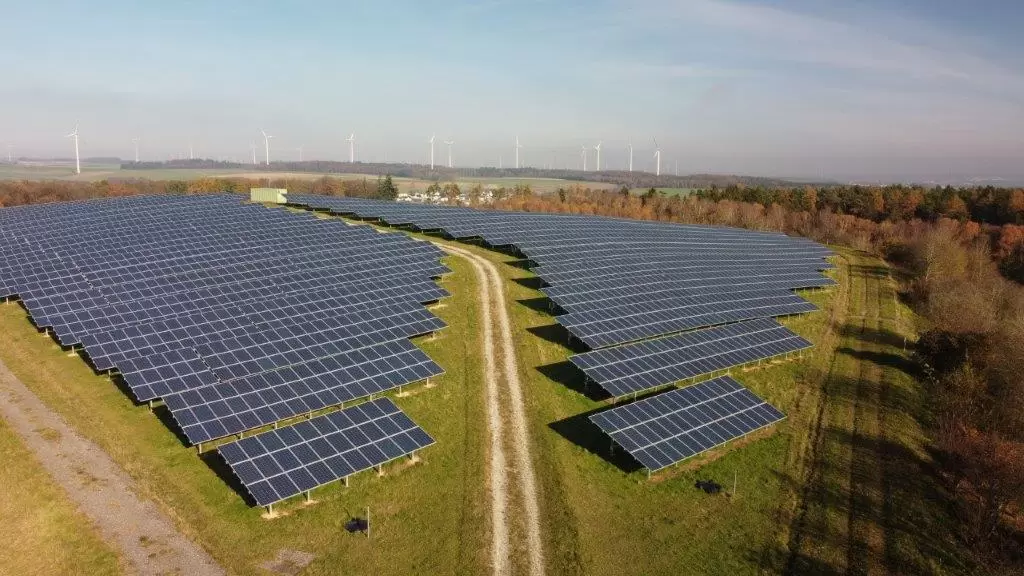Photovoltaik- und Windkraftanlagen im Freien