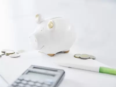 Sparschwein, Taschenrechner, Münzen