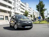 Das Foto zeigt einen E-Kleinwagen im Stadtverkehr