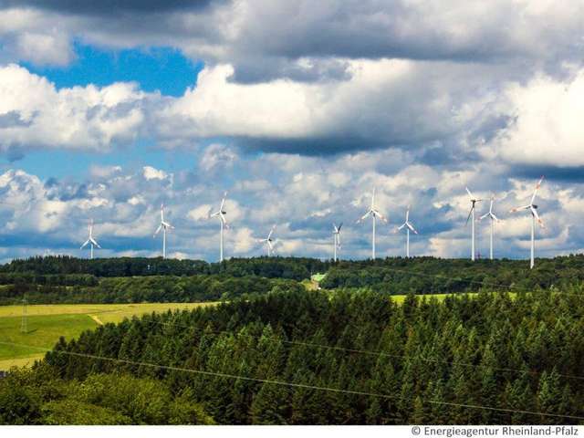 Windkraftanlagen in weiter Landschaft