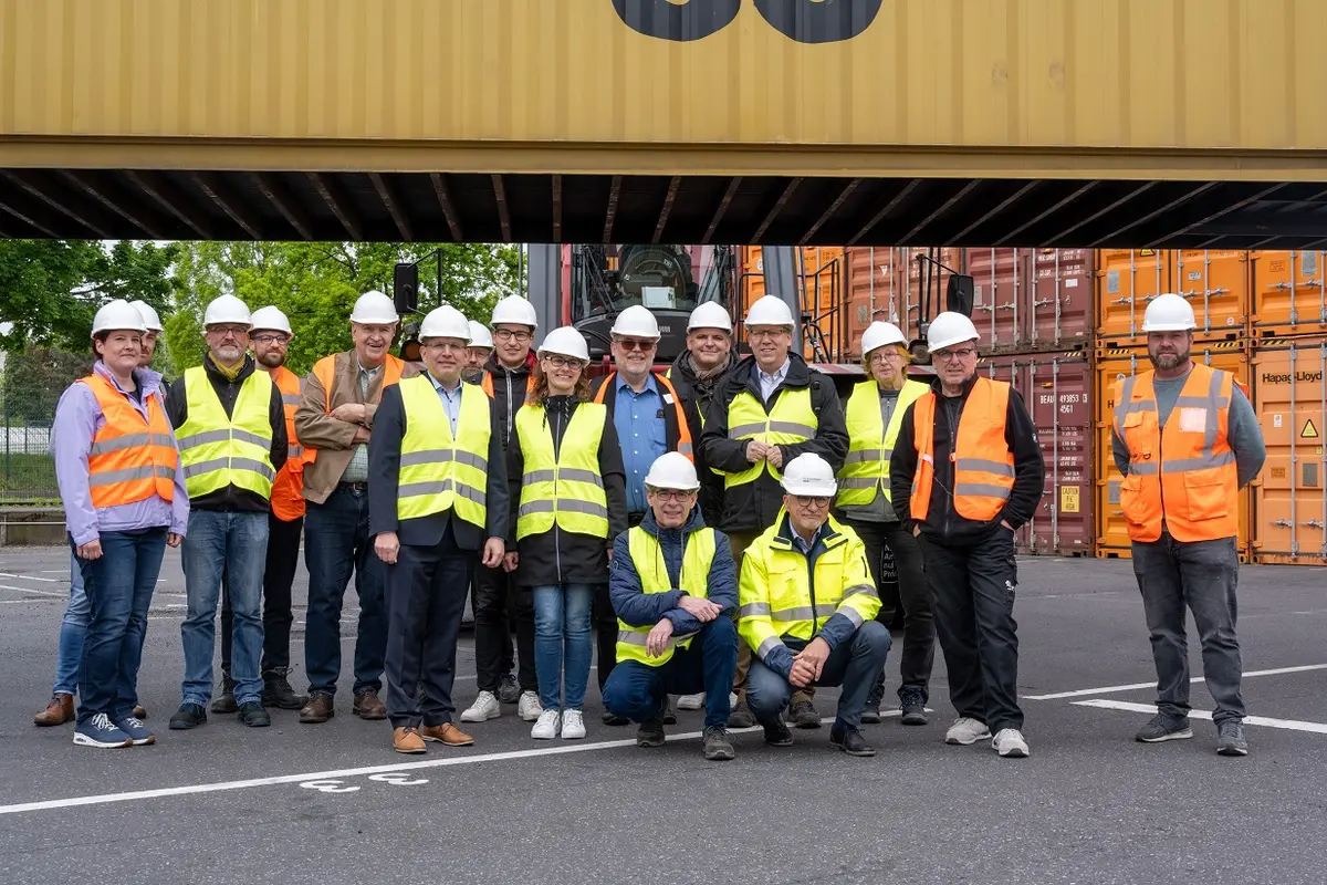Foto zeigt Gruppe im Rheinhafen Koblenz