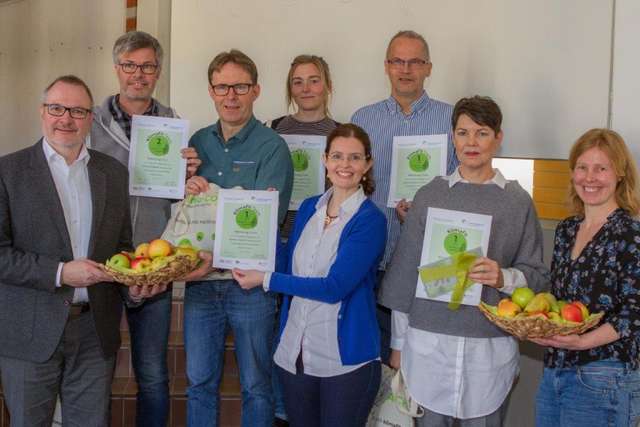 Die Sieger der Aktion freuen sich mit dem Oberbürgermeister