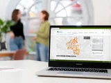 Laptop mit Karte des Energieatlas auf dem Bildschirm