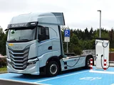 ein Elektro-LKW steht auf einem Elektroladeplatz vor einer Ladesäule
