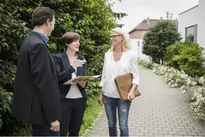 Drei Menschen unterhalten sich. Symbolbild Beratung.