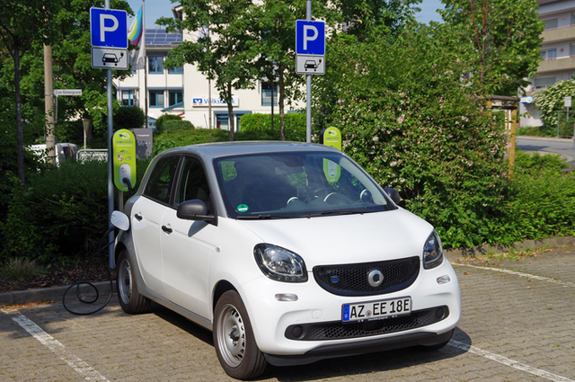 E-Kleinwagen beim Laden