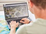 Person vor Laptop