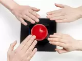 Hände drücken auf roten Startknopf