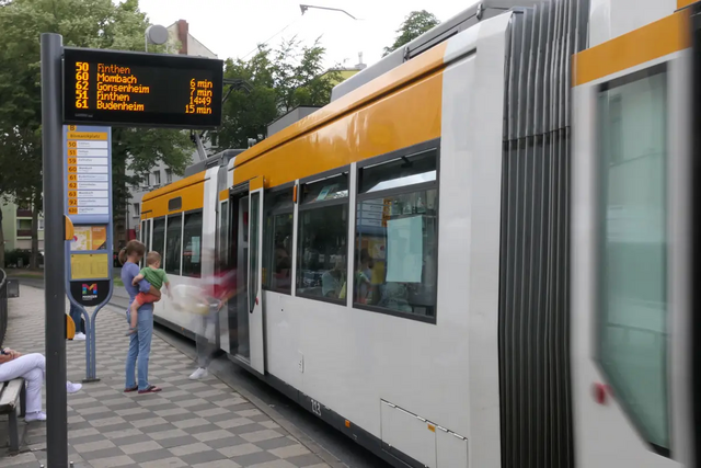 Menschen stehen an Haltestation