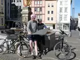 Paar auf einer Fahrradtour schaut sich die Streckenplan an