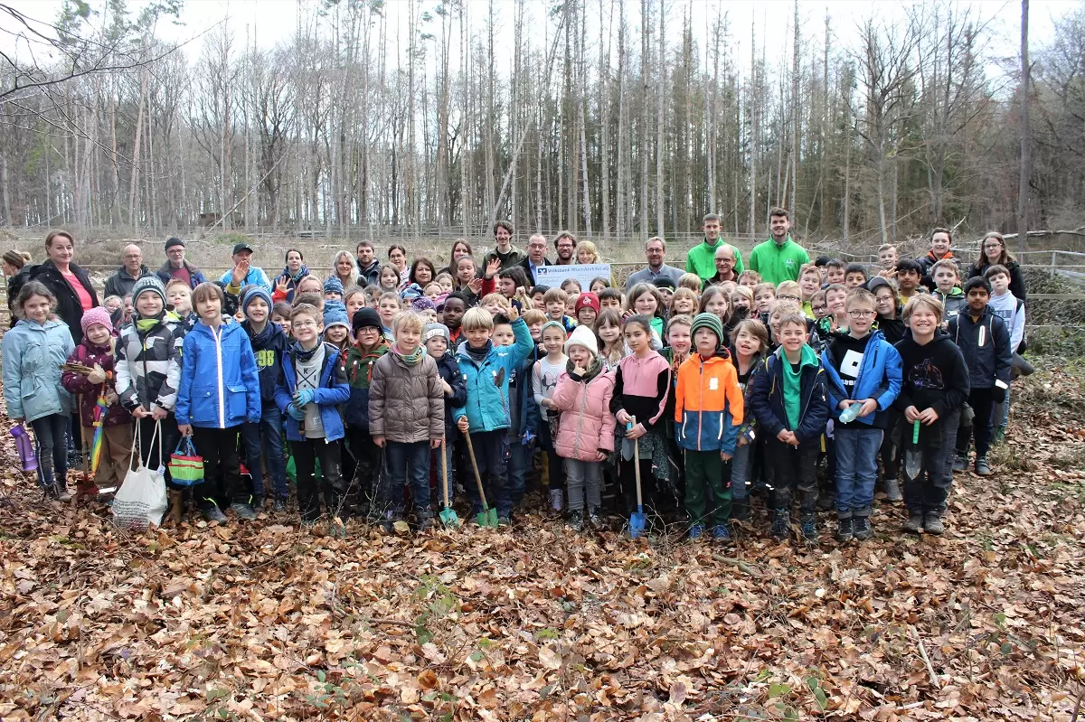 Pflanzaktion mit den Jungen und Mädchen der Grundschule am Maar. 