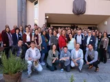 Viele Menschen stehen zusammen für ein Gruppenbild