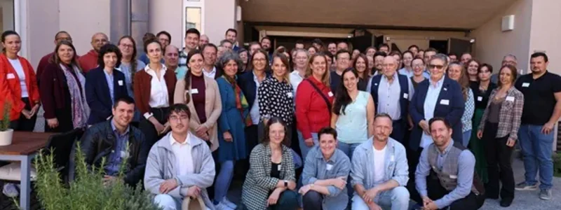 Viele Menschen stehen zusammen für ein Gruppenbild