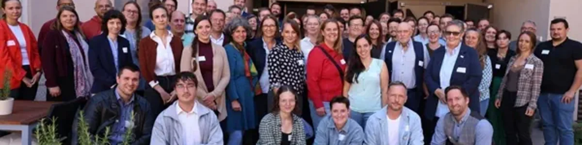 Viele Menschen stehen zusammen für ein Gruppenbild