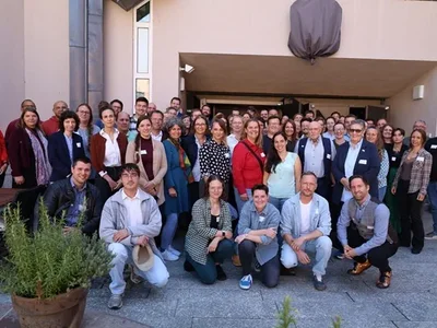 Viele Menschen stehen zusammen für ein Gruppenbild