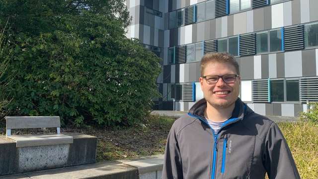 Klimaschutzmanager Julian Binczyk vor der Hochschule; Foto: Hochschule Trier