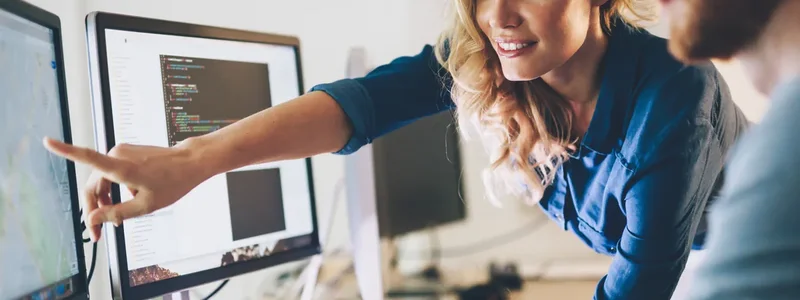 Zwei Personen schauen gemeinsam auf einen Monitor