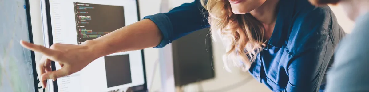 Zwei Personen schauen gemeinsam auf einen Monitor