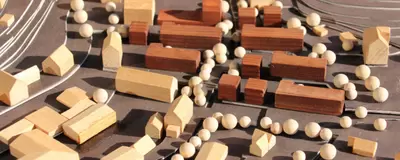 Seitlicher Blick auf ein Modell aus Holz für ein Quartier bzw. Stadtteil