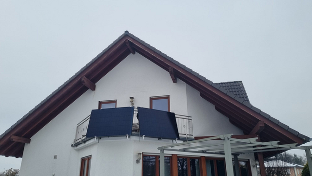 Solarmodule, die am Balkon eines Hauses installiert sind