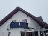 Solarmodule, die am Balkon eines Hauses installiert sind