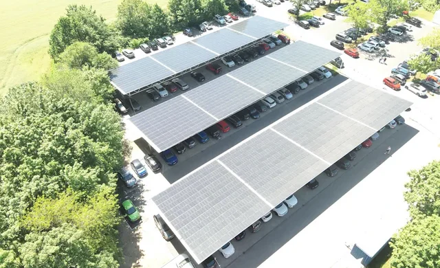 Überdachter Parkplatz mit Photovoltaik-Modulen