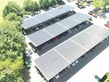 Überdachter Parkplatz mit Photovoltaik-Modulen