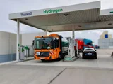 die öffentliche Wasserstofftanstelle in Augsburg an der gerade ein Brennstofzellen-LKW und ein Toyota Mirai betankt werden